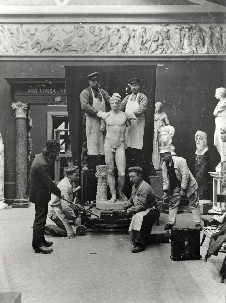 1906 de antikke skulpturer flyttes fra det gamle Glyptotek i Valby